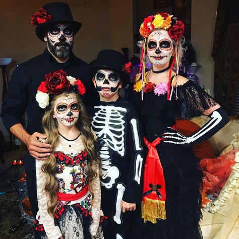 Makijaż Sugar Skull, Sugar Skull Halloween Costume, Day Of Dead Costume, Diy Day Of The Dead, Halloween Dress Up Ideas, Skeleton Costumes, Mexican Halloween, Dead Costume, Sugar Skull Costume