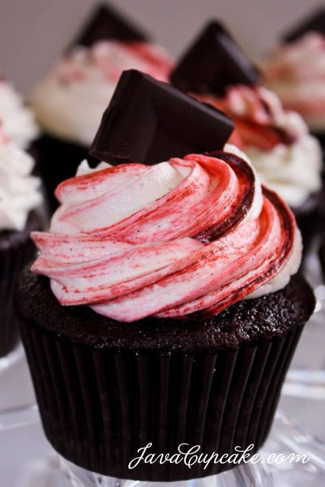 Dark chocolate with raspberry cupcake - love the mix of colors #wedding #weddingcupcakes #cupcake #diywedding #chocolate Raspberry Filled Cupcakes, Cupcake Receptek, Raspberry Curd, Chocolate Raspberry Cupcakes, Dark Chocolate Raspberry, Raspberry Cupcakes, Filled Cupcakes, Raspberry Filling, English Tea