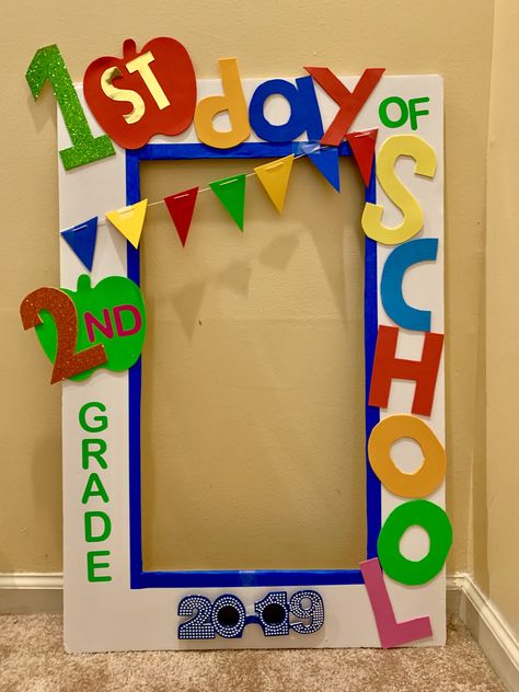 Welcome Back Frame For School, Back To School Frame Ideas, First Day Of School Photo Frame, My First Day At School Frame, First Day Of School Decoration Ideas, 1st Day Of School Hairstyles, Back To School Photo Frame, Back To School Frame, Back To School Decorations