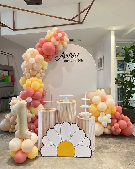 Sims Luv Creations (@simsluvcreations) • Instagram photos and videos Chiara Arched Backdrop, Arched Backdrop, Daisy Theme, 1st Birthday Celebration, Decoration Buffet, Flower Birthday Party, Arched Wall, Daisy Party, Baby Smile