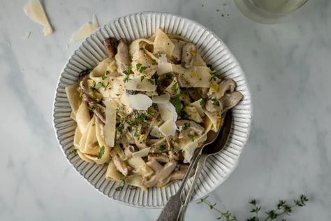 Gordon Ramsay's Mushroom Pasta With Garlic Bruschetta Recipe - TheFoodXP Garlic Bruschetta, Thyme Sauce, Leek Pasta, Vegetarian Pasta Dishes, Mushroom Recipes Pasta, Creamy Mushroom Pasta, Bruschetta Recipe, Veggie Pasta, Shiitake Mushrooms