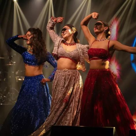 Shakti Mohan Drops Glimpses From Sister, Mukti Mohan's 'Sangeet' Night, Gives The Latter A Warm Hug Sangeet Outfit Sisters, India Dancing, Shakti Mohan, Sangeet Night, Side French Braids, Sangeet Outfit, Modern Bridesmaid, Designer Summer Dresses, Bridesmaid Duties