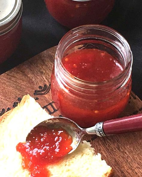 Sweet Red Pepper Jelly Recipe, Red Pepper Jelly Recipe, Red Pepper Jam, Pepper Jelly Recipe, Pepper Jelly Recipes, Jelly Sweet, Red Pepper Jelly, Hot Pepper Jelly, Homemade Jelly