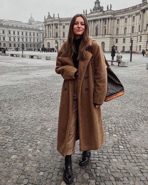 Rate this outfit from 1-10! 👌🏼| @livia_auer Casual Confortable, Plaid Print Coat, Plain Coats, Mode Mantel, German Fashion, Fitted Coat, Print Coat, Sweatpants Set, Brown Coat