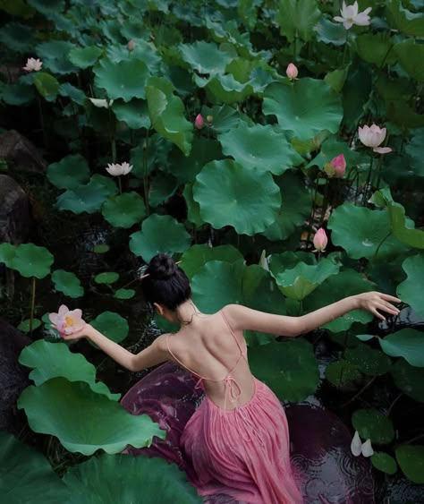 Fairy Poses, Pax Romana, Ethereal Aesthetic, Dreamy Photography, Photographie Portrait Inspiration, Portrait Photos, Foto Tips, Providence Ri, Poses References