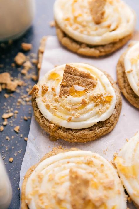 Frosted Honey Graham Cookies start with a soft, chewy, and sweet graham cracker-filled cookie base. They’re loaded with cream cheese frosting, crushed graham crackers, and a drizzle of honey. Crumble Cookie Recipe, Graham Cookies, Graham Cracker Cookies, Chelsea's Messy Apron, Crazy Cookies, Cracker Cookies, Filled Cookies, Roll Cookies, Gourmet Cookies