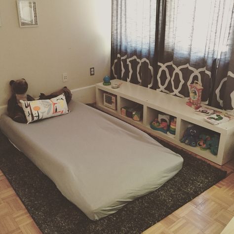 Floor Matress Rooms, Single Bed On Floor, Kids Bed On Floor, Twin Mattress On Floor Ideas, Mattress On Floor Ideas Kids, Twin Bed On Floor, Twin Bed On Floor Ideas, Woodhouse Design, Bed On The Floor Ideas