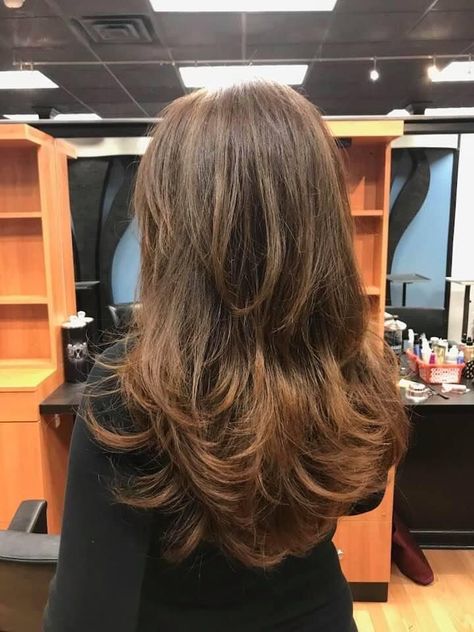 Stylish Ohio Hair Cut Ideas 2023 90e Layered Hair, Choppy 90s Layers, Rory Gilmore Haircut Layers, Lairs Haircut Long, 90s Layered Hair Brunette, Haircut Inspo For Wavy Hair, Layers From Back, 90s Layered Hair Medium, Heavy Layers Medium Hair