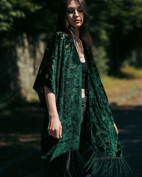 The wait is over! The Mystic Queen Kimonos in black and emerald are here to add a touch of magic to your wardrobe🌙 ✨ #kimono #devore #velvet #stevienicks #fringed #summerstyle #bohofashion #holidayinspo #summerfashion Velvet Kimono Outfit, Kimono Outfit, Velvet Kimono, Everyday Clothing, The Mystic, Stevie Nicks, Green Velvet, Kimonos, Boho Fashion