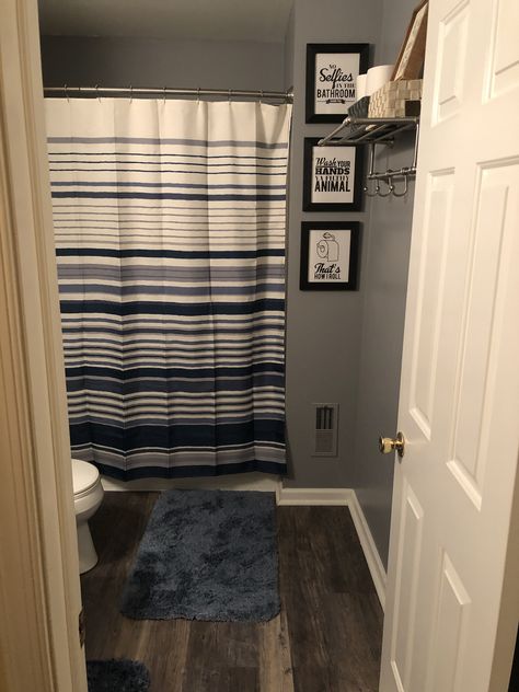 Small Bathrooms Decor, Boys Guest Bathroom, Blue Small Bathrooms, Navy Blue Bathroom Decor, Navy Blue Shower Curtain, Cute Room Stuff, Upstairs Bathroom Ideas, Boys Bathroom Decor, Navy Blue Bathroom