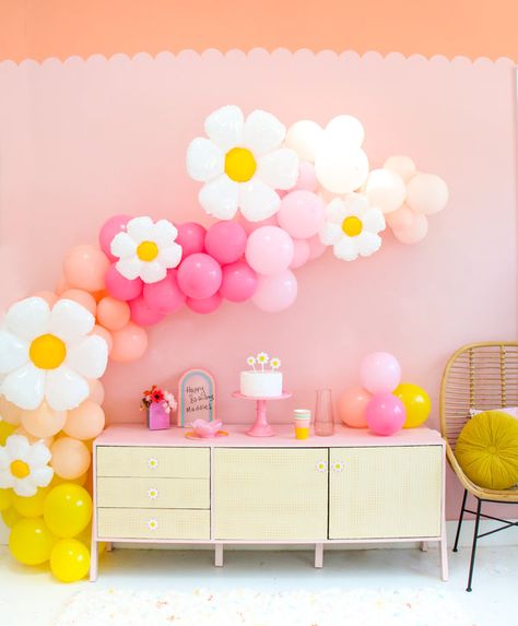 Daisy Balloon Arch, Daisy Balloon Garland, Daisy Baby Shower, Pretty Balloons, Pink Latex, Large Daisy, Blowing Up Balloons, Daisy Party, Garden Party Birthday