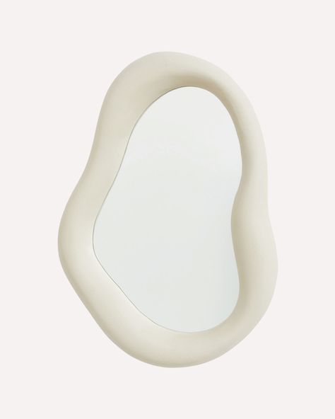 Light beige asymmetric mirror on a plain light grey background Plain Light Grey Background, Wiggle Mirror, Squiggly Mirror, Asymmetric Mirror, Vintage Lighting Fixtures, Atomic Age Design, Vintage Kitchen Ideas, 1950s Furniture, Light Grey Background