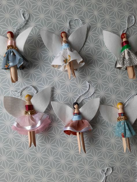 Clothes Peg Christmas Angels, Clothespin Fairies, Clothes Pin Fairies, Clothespin Crafts Christmas, Dolly Pegs, Christmas Fair Ideas, Christmas Clothespins, Spool Crafts, Wood Peg Dolls