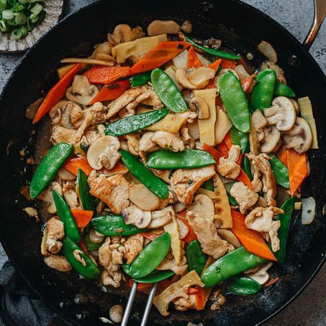 Moo Goo Gai Pan (蘑菇鸡片) Easy Black Pepper Chicken, Moo Goo Gai Pan Recipe, Moo Goo Gai Pan, Black Pepper Sauce, Asian Noodle Dishes, Black Pepper Chicken, Homemade Chinese Food, Asian Stir Fry, Pan Recipe