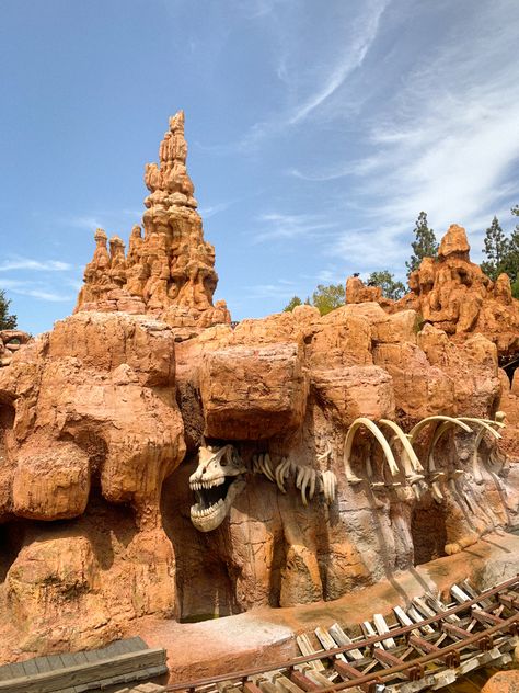 Rides at Disneyland, morning queue line, big thunder mountain, Disneyland #disneyland #disney #bigthundermountain #disneyaesthetic Splash Mountain Disneyland, Disney Scenes, Big Thunder Mountain Railroad, Big Thunder Mountain, Thunder Mountain, Aesthetic Morning, Mountain Aesthetic, Disney Wallpapers, Splash Mountain