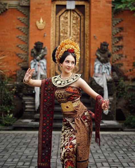 Bali Dance, Indonesian Kebaya, Cultural Dance, Face App, Fashion Traditional, Kebaya Muslim, Batik Fashion, Fashion Muslim, Traditional Dance