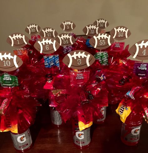 Football Senior Night Gatorade candy bouquets Senior Football Gifts, Football Centerpiece, Senior Night Football, Football Candy, Football Treats, Football Player Gifts, Football Team Gifts, Football Banquet, Sports Banquet