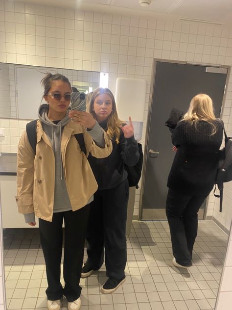 Short Trench Coat Outfit, Short Trenchcoat, Outfit Traveling, Friends Traveling, Outfit Airport, Mirror Picture, Trench Coat Outfit, Short Trench Coat, Coat Outfit