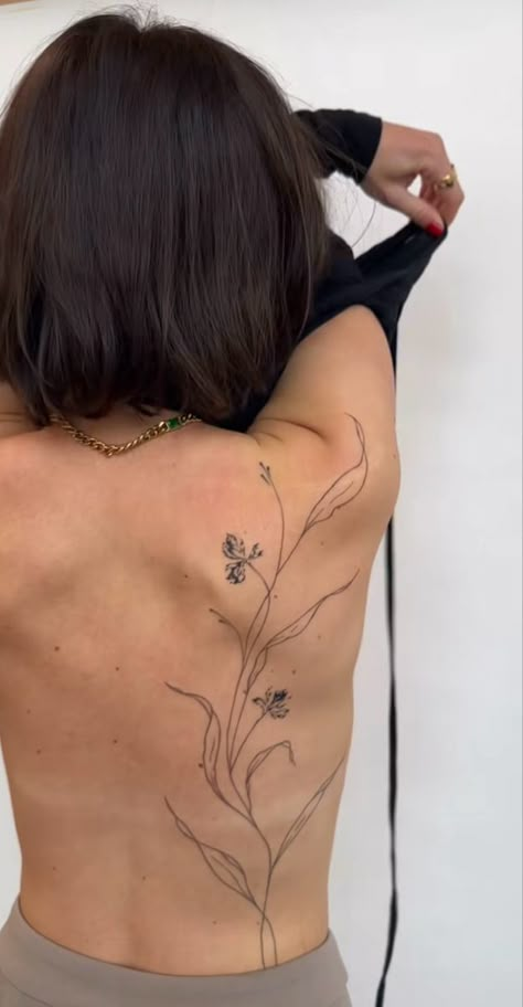 Floral Back Tattoos, Poppies Tattoo, Back Tattoo Women, Discreet Tattoos, Dainty Tattoos, Subtle Tattoos, Spine Tattoos, Aesthetic Tattoo, Elegant Tattoos