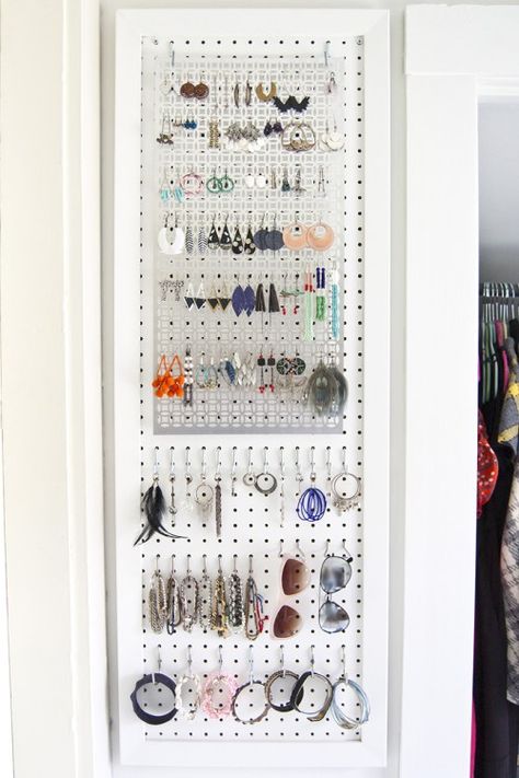 DIY pegboard jewelry storage Pegboard Jewelry Display Diy, Peg Board Earring Holder, Pegboard Jewelry Organizer, Peg Board Jewelry Organizer, Pegboard Jewelry Display, Jewelry Pegboard, Spooky Room, Jewlery Storage, Diy Pegboard