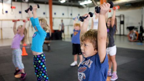 Is CrossFit Training Good For Kids? Wellness Club, Bra Video, Crossfit Training, Kids Training, Sport Body, Strong Muscles, Nutrition Health, Sport Photography, Sport Motivation