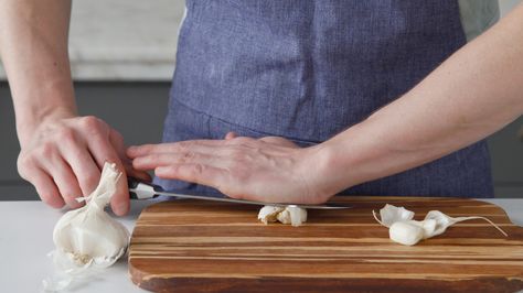 How to crush garlic. Brown Bag Popcorn, How To Peel Garlic, Kitchen Appliance Trends, Hot Chicken Recipe, Pull Apart Garlic Bread, Garlic Peeler, How To Make Eggs, Kitchen Skills, Fried Chicken Sandwich