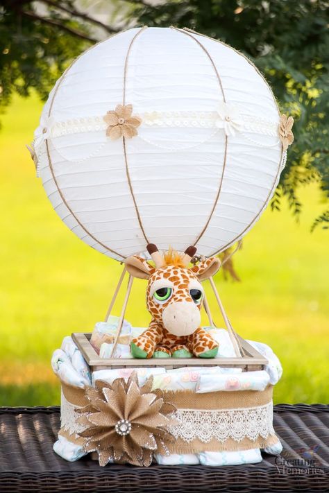 Easy Hot Air Balloon Diaper Cake for a fabulous Baby shower Diaper Cakes Tutorial, Diy Hot Air Balloons, Baby Bash, Idee Babyshower, Baby Shower Crafts, Baby Shower Diaper Cake, Diy Baby Shower Gifts, Baby Diaper Cake, Cadeau Baby Shower