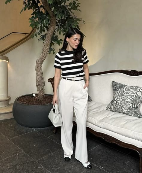 Simple Classy Outfits Minimal Classic, Simple Classy Outfits, Cream Jeans Outfit, Striped Tops, Stylish Hijab, Summer Streetwear, Spring Fits, French Chic, 1 Girl