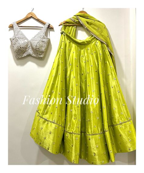 Neon Green Lehenga, Lehenga Punjabi, Green Silk Lehenga, Bridesmaids Lehenga, Chiffon Lehenga, White Lehenga Choli, Pakistani Lehenga, Silk Lehenga Choli, Bridesmaid Lehenga