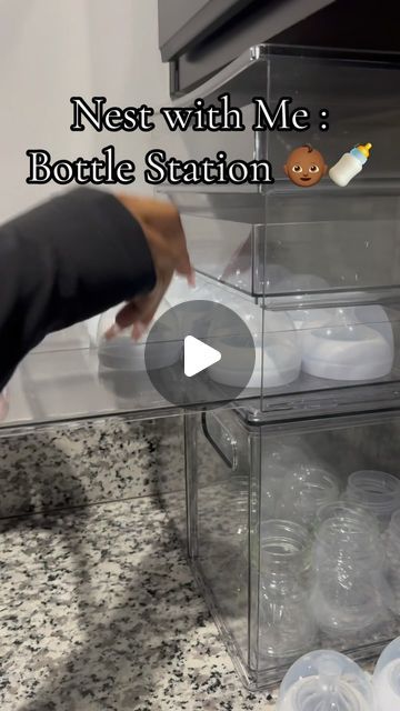 Bottle Station Baby Kitchen, Nursing Station Breastfeeding, Baby Bottle Organization Kitchen, Bottle Organization Baby, Baby Bottle Station, Newborn Organization Ideas, Baby Bottle Storage Ideas, Bottle Storage Baby, Storing Baby Bottles