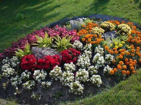 33 Beautiful Flower Beds Adding Bright Centerpieces to Yard Landscaping and Garden Design Simple Flower Bed Ideas, Annual Flower Beds, Bright Centerpieces, Landscaping Blocks, Small Flower Gardens, Garden Escape, Raised Flower Beds, Flower Bed Designs, Backyard Designs