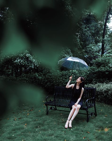 Rainy Graduation Pictures, Rainy Day Photoshoot, Umbrella Photoshoot, Rainy Photoshoot, Water Portrait, Photo Water, Grad Shoot, Rainy Day Aesthetic, Cloudy Weather