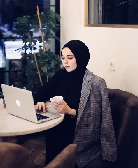 Stylish Office Wear, Muslimah Photography, Business Dress Women, Women Ceo, Simple Hijab, Business Woman Successful, Hijabi Aesthetic, Pretty Scarves, Hand Pictures