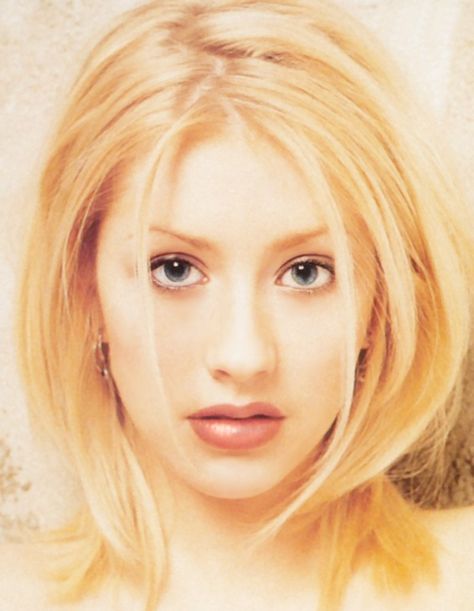 Christina Aguilera / Yariv Milchan 1999 Christina Aguilera 2000s Hair, Christina Aguilera No Makeup, Christina Aguilera Young, Christina Aguilera 90s, Christina Aguilera Hair, Christina Aguilera 1999, Early 2000s Hair, Christina Aguilera Burlesque, Christina Aguilera 2000s