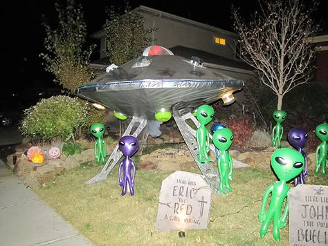 Blow up aliens from the dollar store or from carnival prizes. Alien Birthday Party, Halloween Camping, Alien Party, Alien Halloween, Carnival Prizes, Catty Noir, Aliens And Ufos, Halloween 2016, Space Party