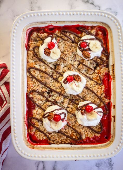 Strawberry Banana Dump Cake, Banana Split Dump Cake Recipe, Banana Dump Cake, Canned Strawberries, Dump Cake Recipe, Cobbler Topping, Strawberry Pie Filling, Dump Cakes, Simple Dessert