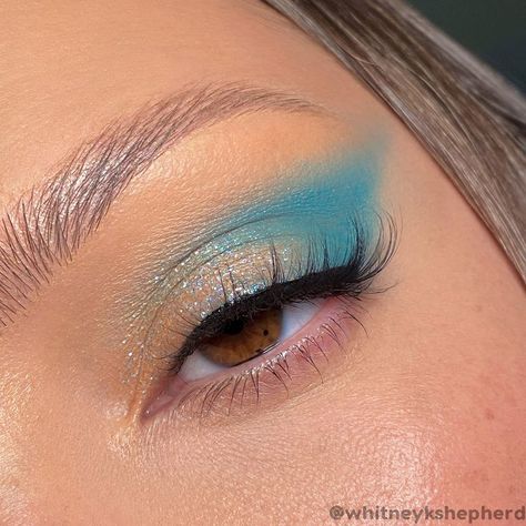 Blue Bratz Makeup, Bubbles Powerpuff Makeup Look, Cookie Monster Makeup Eye, Teal Prom Makeup Looks, Mama Mia Makeup Ideas, Powerpuff Girls Makeup Bubbles, Green Cheer Makeup, Teal Makeup Ideas, Bubbles Makeup Powerpuff