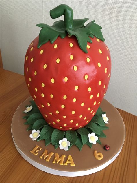 Strawberry cake! Strawberry Shaped Cake, Airbrush Cake, Strawberry Birthday Cake, Strawberry Shortcake Cake, Strawberry Shortcake Birthday, Pretty Wedding Cakes, Strawberry Shortcake Party, Strawberry Party, Cake Shapes