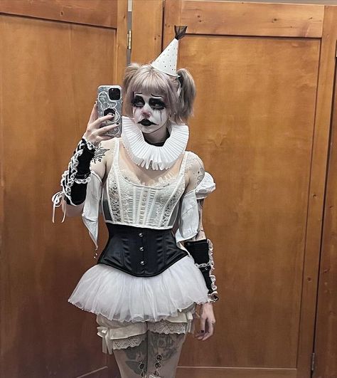 Jester Halloween, Clowncore Outfit, Circus Halloween Costumes, Jester Outfit, Black And White Clown, Clown Costume Women, Cute Clown Makeup, Clown Halloween Costumes, Jester Costume