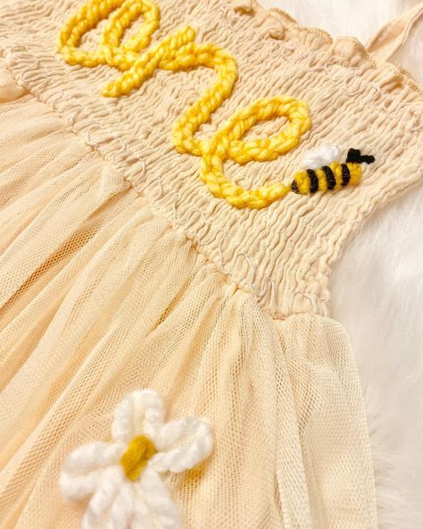 These sweet sets are off to the 🤍🌼🐝1st Bee Day Girls🤍🐝🌼!!! #themodmango #themodmangobabyco #firstbeeday #1stbeeday #firstbirthday #1stbirthday #firstbirthdaydress #1stbirthdaydress #beeday #beedayparty #birthdayoutfit #summerbirthday #honeybee #babyboutique #handembroidered Baby Boutique Clothing, Bee Birthday, Man Go, Baby Co, Summer Birthday, Baby Boutique, Birthday Outfit, Hand Embroidered, Mango