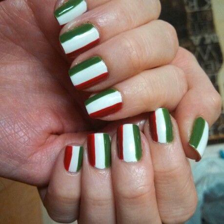 Italian flag nails Soccer Nails, Christmas Nail Designs Acrylic, Italy Nails, Nails Pictures, Flag Nails, Fancy Nail Art, Italian Flag, Painted Nail Art, Short Nail Designs