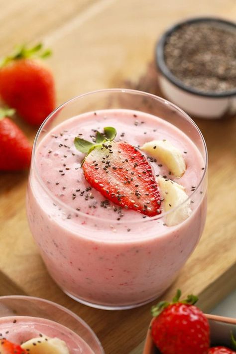 Start the day off right with this creamy strawberry chia seed smoothie! This smoothie is packed with antioxidants, fiber, and great flavor! You won't be disappointed when you add in the chia seeds for a little extra texture and fun. Blend up this creamy strawbery chia seed smoothie today! Constipation Smoothie, Chia Seed Smoothie, Smoothie Recipes With Yogurt, Chia Benefits, Healthy Bowl, Fit Foodie Finds, Smoothie Recipes Strawberry, Recipe For Teens, Chia Seeds Benefits