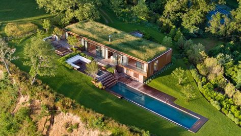 Peconic House by Mapos Studio Weird Houses, Architecture Cool, Grass Roof, Eco Homes, Green Roofs, Hampton Bays, Casa Country, Container House Plans, Living Modern