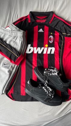 Best Kits Football, Stussy Football Jersey, Outfit With Soccer Jersey, Milan Jersey Outfit, Ac Milan Jersey Outfit, Ac Milan Outfit, Blokecore Outfits Men, Best Football Kits, Ac Milan Shirt