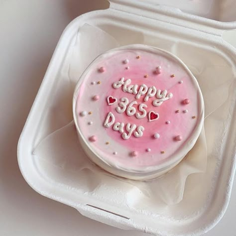 Simple Anniversary Cakes, Easter Crafts Diy Kids, Minuman Starbucks, Anniversary Cake Designs, Cake For Boyfriend, Happy Anniversary Cakes, Vintage Birthday Cakes, Korean Cake, Friends Cake