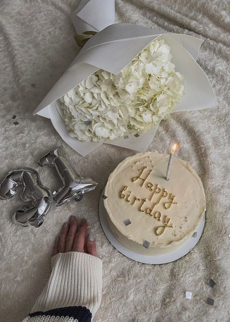 31 Bday Ideas, Business Celebration Photoshoot, 31 Bday Cake, Vogue Birthday Party, Happy Birthday To Me Aesthetic, Happy Birthday 31, 31 Birthday, Happy 31 Birthday, Birthday Details