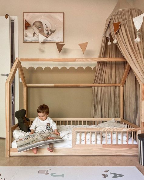 Cool Baby Gifts, Creative Ideas For Kids, Canopy Ideas, Minimalist Kids Room, Crib Accessories, Newborn Room, Flexible Furniture, Serene Environment, Baby Furniture Sets