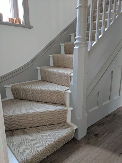 Cream Stair Runner With Rods, Cottage Stair Runner, Stair Runner With Turn, Stair Runner Carpet Top Of Stairs, Stair Runner Corner, Wooden Stairs With Carpet Runner, Stair Runner On Curved Stairs, Herringbone Runner Stairs, Cream Stair Runner