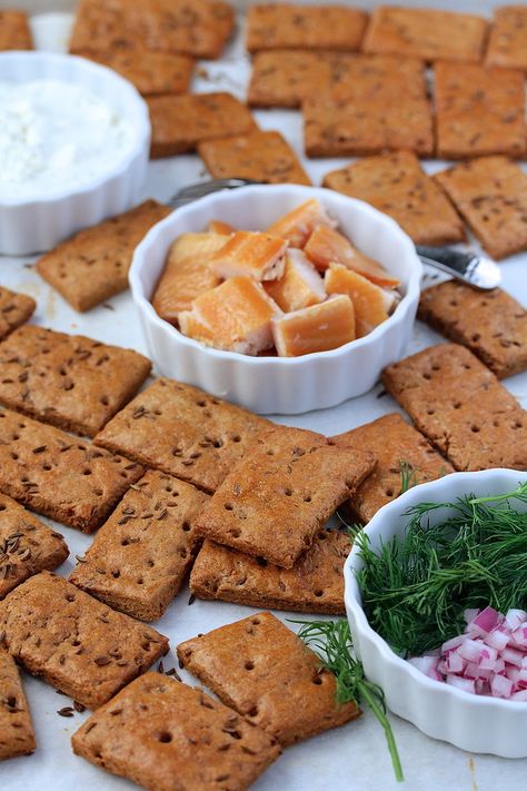 Rye Crackers Recipe, Rye Crisps, Homemade Rye Bread, Rye Crackers, Diy Healthy Food, Seasoned Crackers, Food Rations, Crisp Bread, Club Crackers