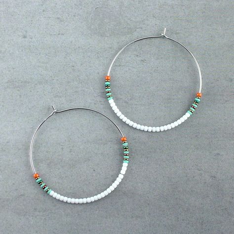 Hoop Earring Display, Stretch Beaded Bracelets Diy, Hoop Earrings Diy, String Earrings, Diy Seed Bead Earrings, Simple Hoop Earrings, Homemade Jewelry, Beaded Hoop Earrings, Earrings Inspiration